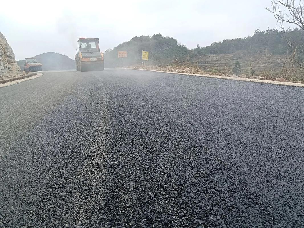 貴州旭輝科技建設(shè)安龍縣海子至灑雨公路改擴(kuò)建工程,道路瀝青路面 - 抖